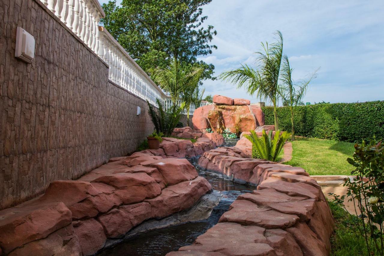 Ekupholeni Garden Villas Манзини Экстерьер фото